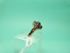 A 9ct gold ring set with sapphires in a cluster (Size L)