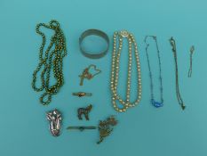 A collection of jewellery to include a yellow metal brooch marked 10k, brooches,