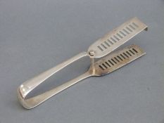 A pair of Edward VII hallmarked silver asparagus servers, Sheffield 1905, maker Atkin Brothers,