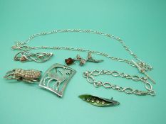 A collection of silver jewellery including Scottish hallmarked deer brooch (Edinburgh,