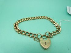 A 9ct gold bracelet made up of curb links (13.
