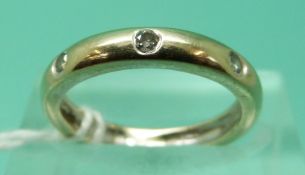 An 18ct gold ring set with three diamonds (size J), weight 3.