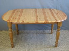 A pine extending table (max L176 min 140cm)