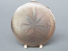 An Art Deco circular hallmarked silver compact, Birmingham 1938, maker's mark BB, diameter 7.