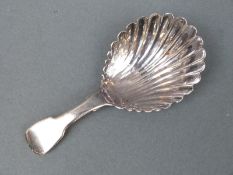A Georgian Scottish fiddle pattern hallmarked silver caddy spoon with shell bowl, Edinburgh 1820,