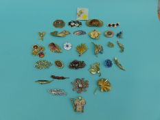A collection of largely floral and foliate brooches to include enamel, exquisite, aconda,