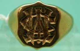 An 18ct gold signet ring, 8.