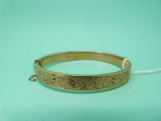 An Edwardian 9ct rose gold bangle (11.