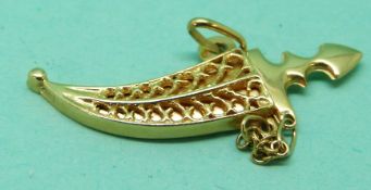 An 18ct gold dagger pendant (3.