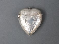 An Edward VII hallmarked silver novelty vesta in the form of a heart,