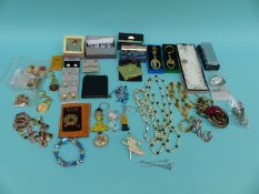 A quantity of costume jewellery,
