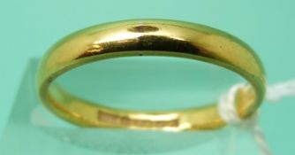 A 22ct gold wedding band, 4.