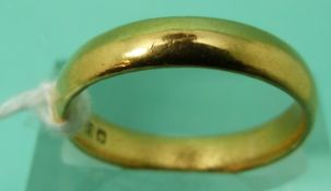 A 22ct gold wedding band, 4.