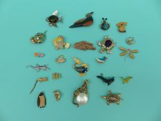 A collection of brooches depicting animals and fish etc to include horses, dolphins, lizard, cat,