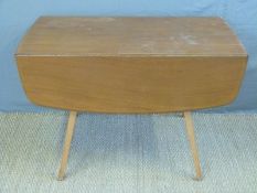 An Ercol light elm drop leaf table (L110 x max W123,