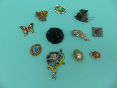 A collection of brooches to include Mizpah, enamel,