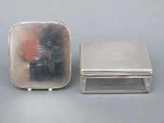An unusual Mappin & Webb sprung cigarette case, London 1923, width 7.