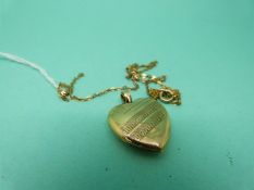 A 9ct gold locket and chain (4.