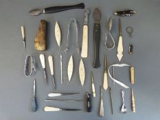 A quantity of small folding knives, bone/ivory handled items,