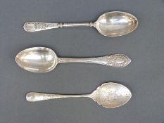 Three Victorian and later hallmarked silver teaspoons, Sheffield 1890, 1895 and 1901,