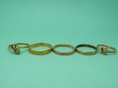 A 22ct gold wedding ring (2.1g), three 9ct gold rings (4.1g) and an 18ct gold ring (1.