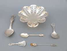 A George V Viners hallmarked silver pierced tazza or pedestal bon bon dish, Sheffield 1933,