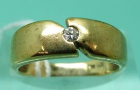 A 9ct gold ring set with a diamond (size M), weight 2.