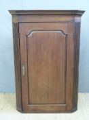 A Georgian mahogany corner cupboard with reeded decoration (107cm)