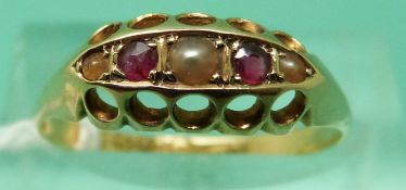 An 18ct gold ring set with seed pearls and garnets (size O), weight 2.