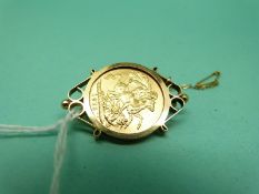 A 1915 gold full sovereign in 9ct gold brooch, 11.