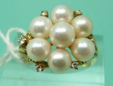 An 18ct gold ring set with seven pearls and six diamonds (size N)