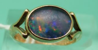 A 9ct gold ring set with an opal (size I)