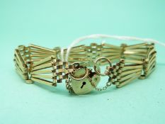 A 9ct gold bracelet made up of bow shaped links (9.