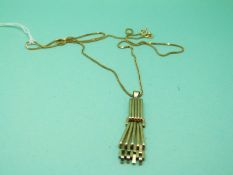 A 9ct gold necklace and pendant (3.