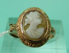 A 9ct gold ring set with a cameo (Size N)
