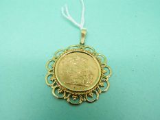 A 9ct gold pendant set with a 1915 full gold sovereign, 10.