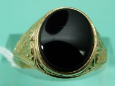 A 9ct gold ring set with onyx (size P)
