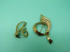 Two 9ct gold brooches one in the form of a letter A, 3.