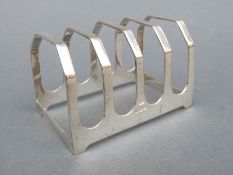 A Viners George VI hallmarked silver four slice toast rack, Sheffield 1939, length 7.