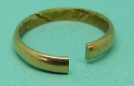 A yellow metal wedding ring (3.