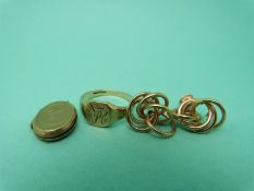 A 9ct gold signet ring, a pair of 9ct gold knot earrings and a 9ct locket (4.