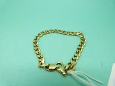 An 18ct gold curb link bracelet (16g)