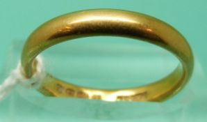 A 22ct gold wedding band, 3.