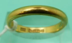 A 22ct gold wedding band, 5.