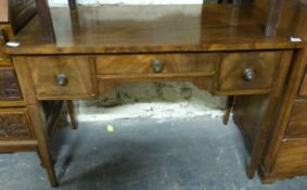 A mahogany lowboy (H74 x W103 x D48cm)