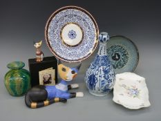 A collection of ceramics & glass including a Mdina vase, Chinese export porcelain guglet vase,