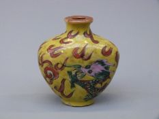 A Chinese porcelain snuff bottle with dragon decoration, 5.