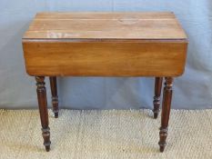A 19thC mahogany Pembroke table raised on fluted legs (H68 x L73cm)