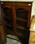 A glazed oak bookcase with adjustable shelves (H136 x W91 x D28cm)