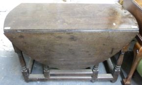 An 18thC/19thC oak drop leaf table (H66 x W102 x D124cm)